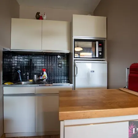 شقة T2 Meuble Avec Balcon Et Parking Proche - Fr-1-825-53 لا روشيل