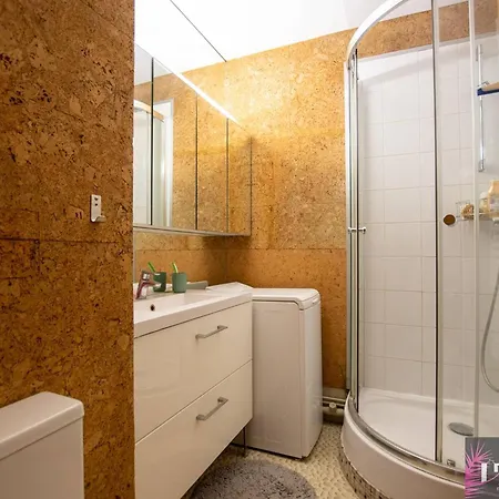 T2 Meuble Avec Balcon Et Parking Proche - Fr-1-825-53 لا روشيل