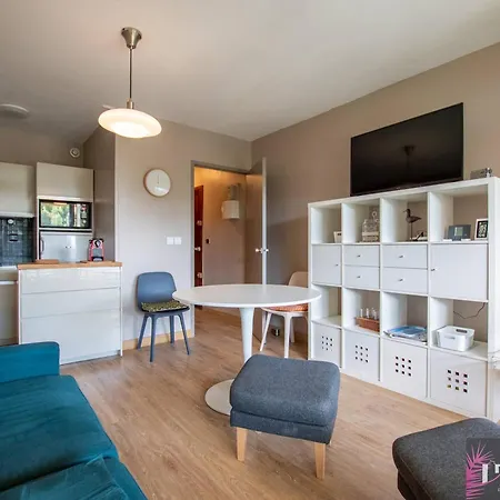 T2 Meuble Avec Balcon Et Parking Proche - Fr-1-825-53 * لا روشيل